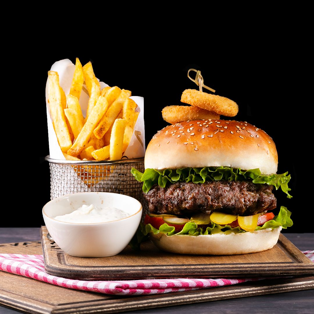 Klasik Hamburger - ev yapımı 115 gr. Dana kıyma köftesi, domates, soğan,kıvırcık marul, kornişon turşusu, patates kızartması ile