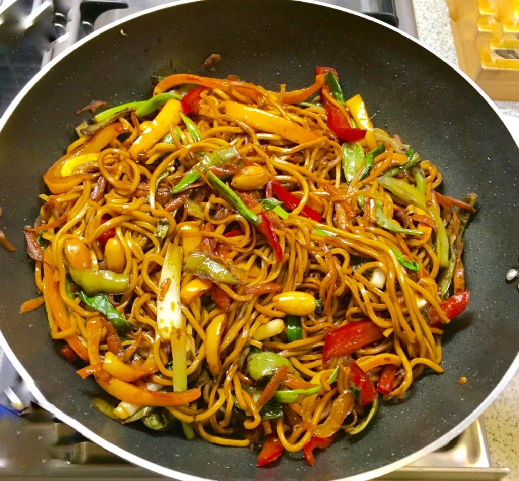 SEBZELİ NOODLE - renkli california biberleri, havuç, kapya, soğan, mantar