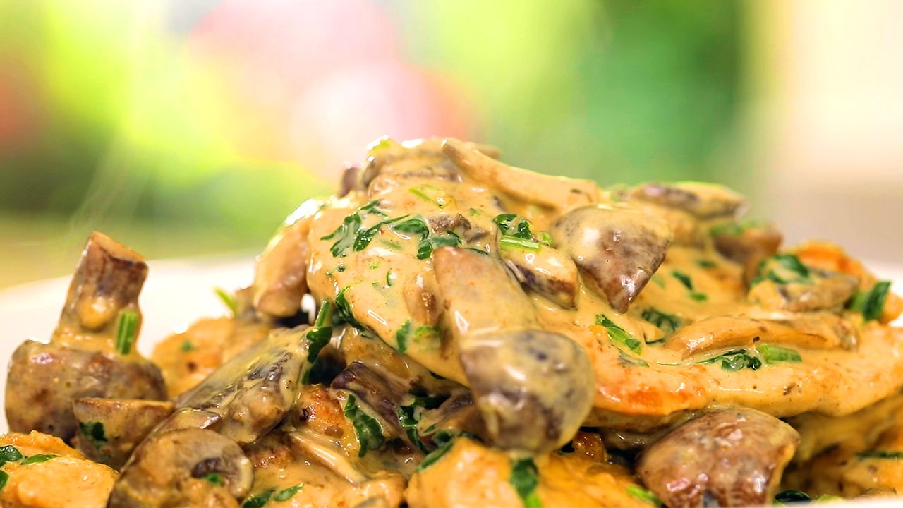 Kremalı Mantarlı Tavuk - ızgara tavuk bonfile, pilav, salata, közlenmiş biber, domates ile