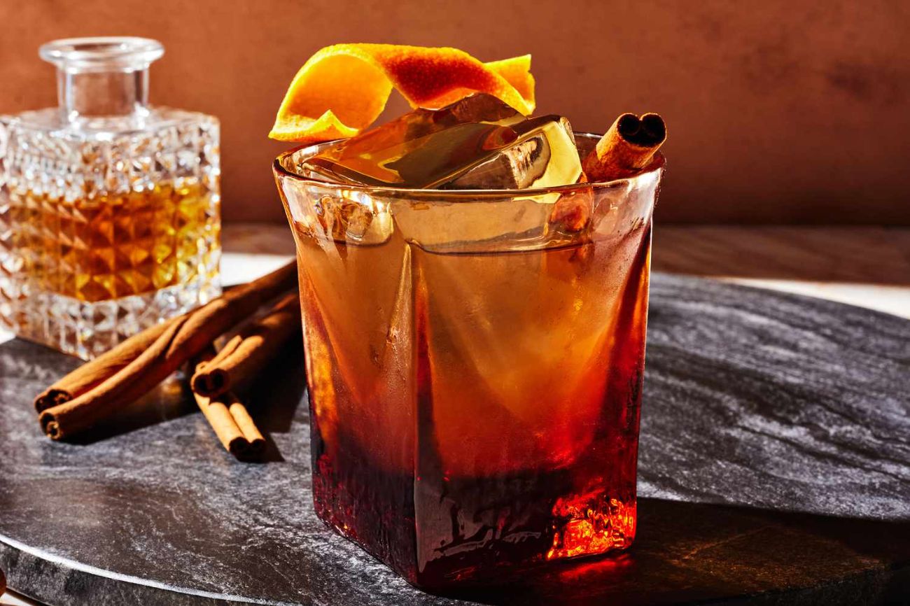 Old Fashioned - Bourbon, şeker şurubu, Angostura bitters, portakal kabuğu