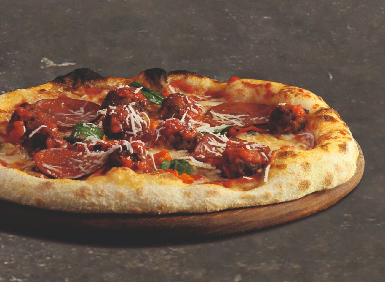 SPICY MEATBALL MARINARA🌶️ - San Marzano pizza sos, mozarella, marinara soslu İtalyan köfte, pepperoni, mantar, kırmızı soğan ve köz biber. Üzerine rende Pecorino Romano peyniri ve İtalyan fesleğeni.