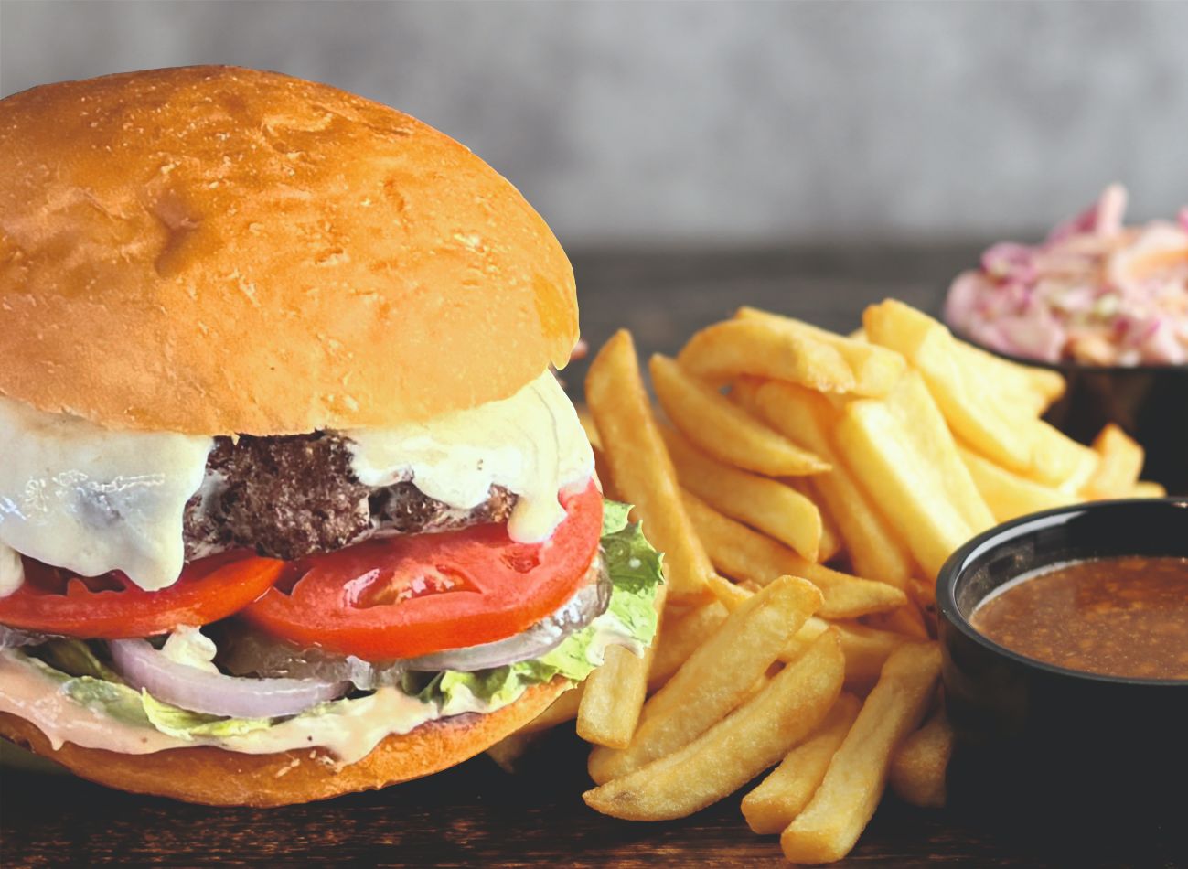 OLD FASHIONED CHEESE BURGER - DN burger sos, marul  kırmızı soğan, domates, turşu ve 180g kaburga burger köftemiz üzerine ketçap, hardal ve eritilmiş çedar peyniri. Patates kızartması ile servis edilir.