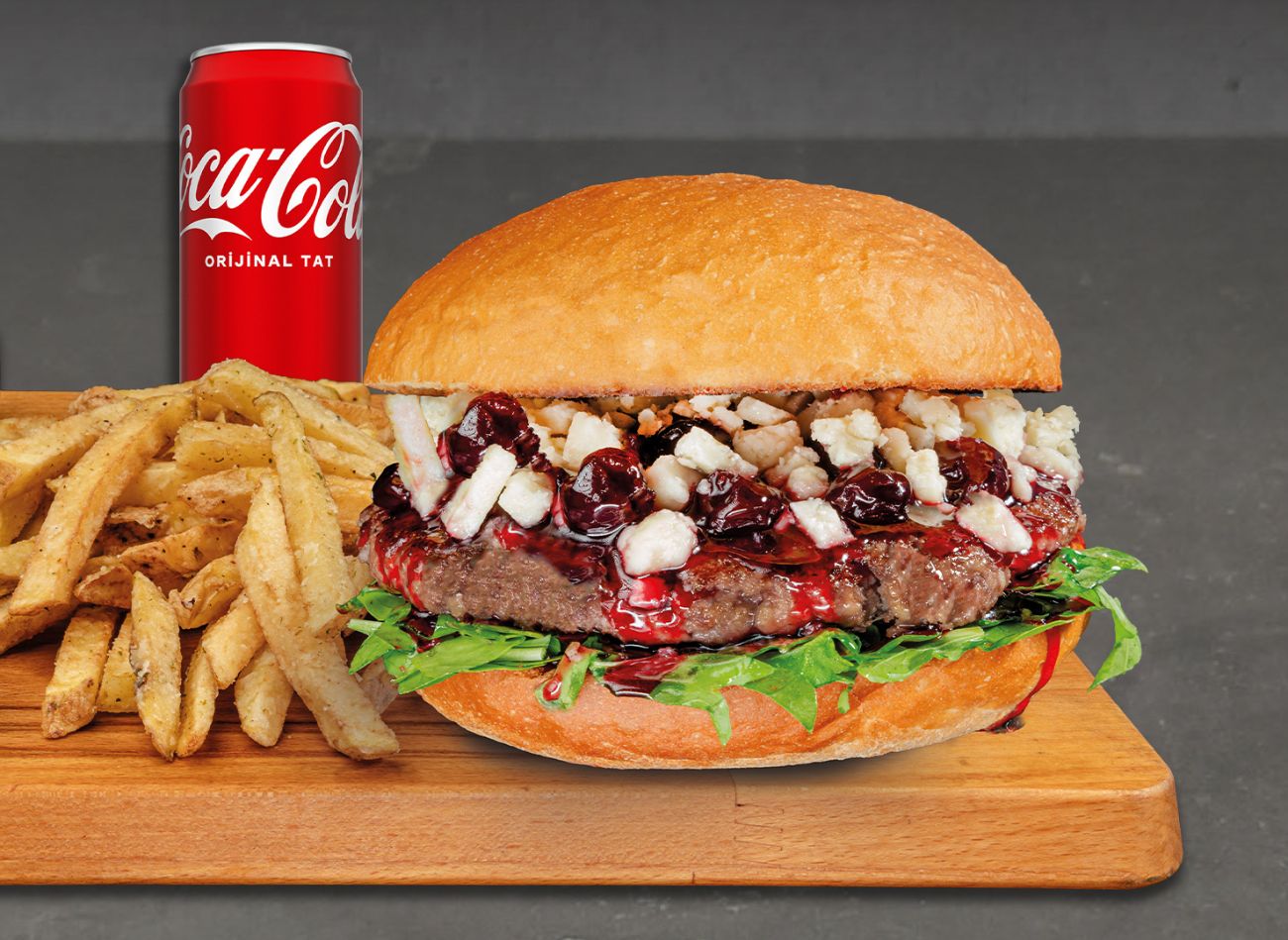New Cherry Cherry Burger - Doğranmış taze roka yaprakları ve bize özel 180g kaburga burger köftemiz üzerine vişne reçeli ve Tulum peyniri.