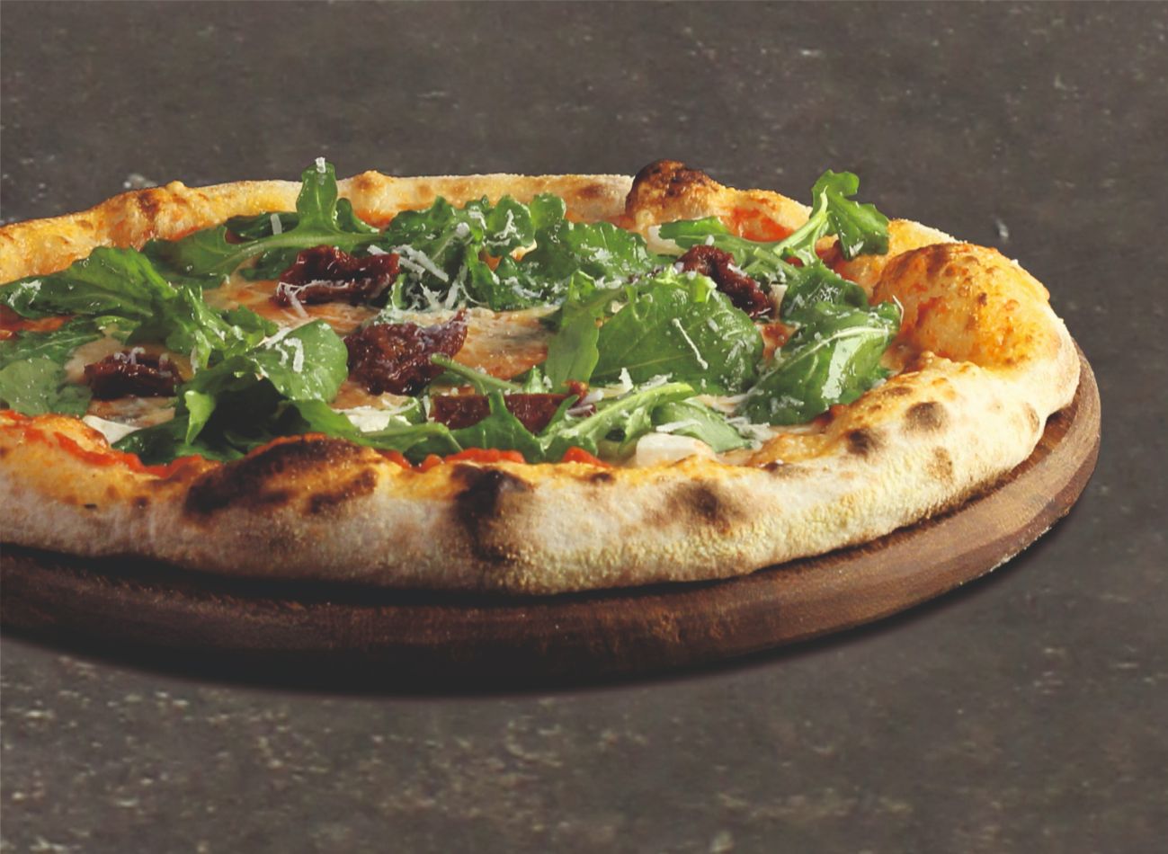 QUATRO FORMAGGI - San Marzano pizza sos, közlenmiş sarımsak kreması, mozarella, mavi peynir, tütsülenmiş gouda peyniri ve beyaz peynir. Üzerine taze roka yaprakları, kuru domates ve rendelenmiş Pecorino Romano peyniri.