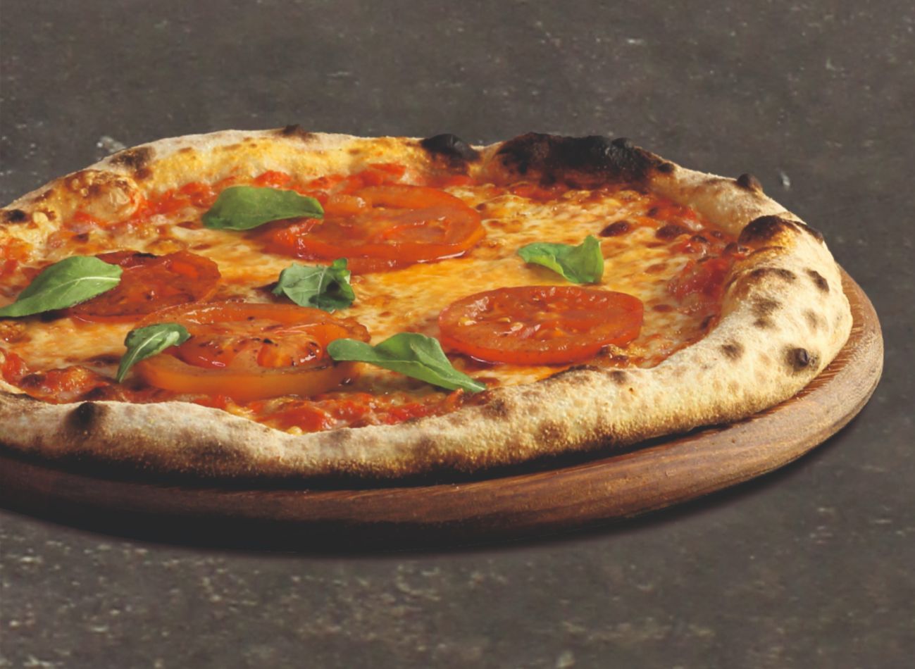 MARGHERITA - San Marzano pizza sos, mozarella ve dilim domates. Üzerine taze İtalyan fesleğeni.