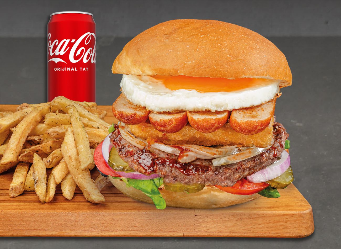 THE HANGOVER BURGER - DN burger sos, marul  kırmızı soğan, domates, turşu, BBQ ve 180g kaburga burger köftemiz üzerine sote soğan, çıtır mozarella, Cumberland sosis, göz yumurta ve tütsülenmiş BBQ sos. Patates kızartması ile servis edilir.