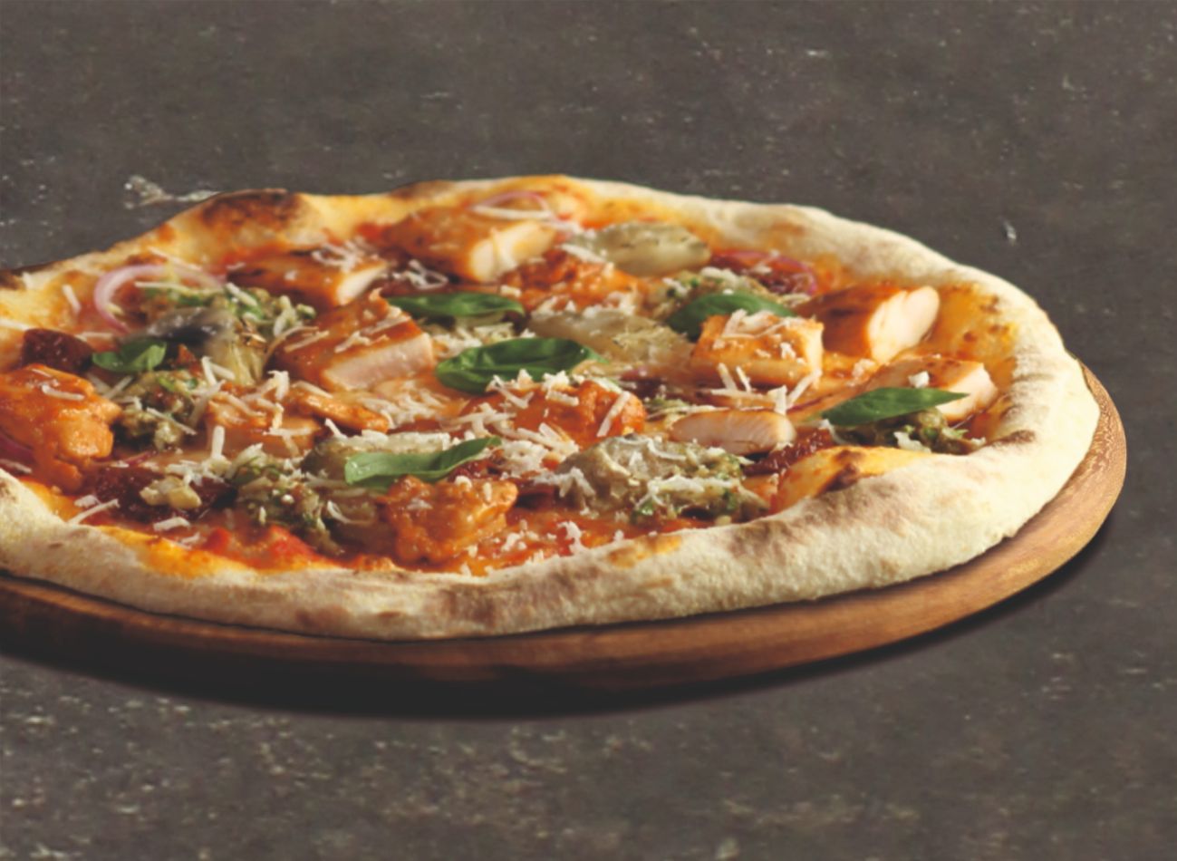 TUSCAN PESTO CHİCKEN - Pestolu San Marzano pizza sos, mozarella, közlenmiş sarımsak kreması, marine tavuk, enginar ve kuru domates. Üzerine taze İtalyan fesleğeni, pesto sos ve rendelenmiş Pecorino Romano Peyniri.