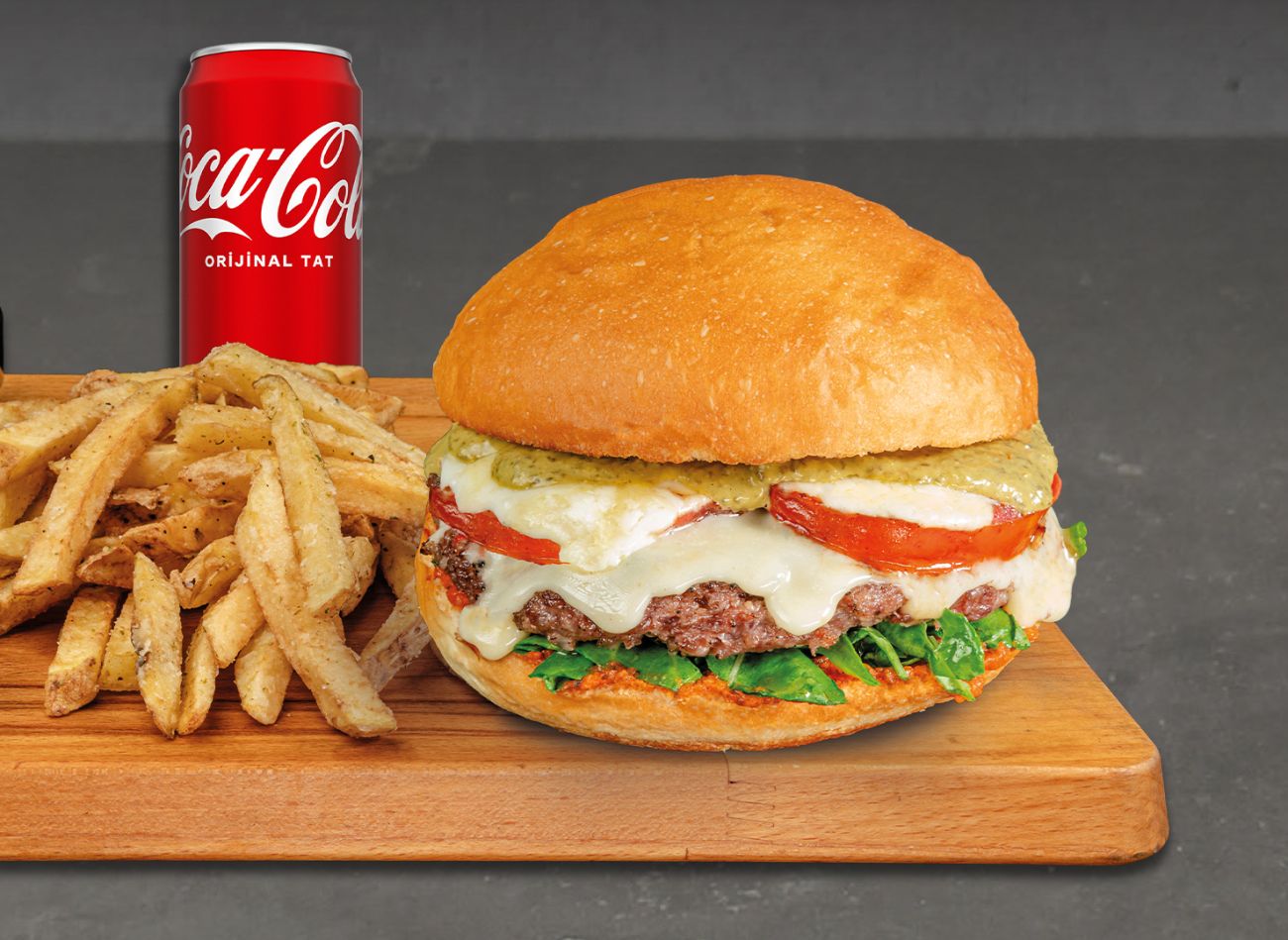 New Tuscan Cream Pesto Burger - Marinara sos, doğranmış roka yaprakları ve bize özel 200g kaburga burger köftemiz üzerine Swiss peyniri, baharatlanıp ızgaralanmış mozzarella peynirli domates ve krem peynirli pesto sosumuz.