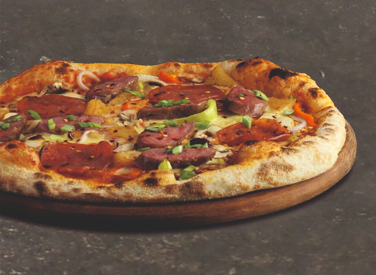 BBQ STEAK - San Marzano pizza sos, BBQ sos, mozarella, madalyon steak dilimleri, pepperoni, kırmızı ve yeşil biber, mantar, kırmızı soğan, ananas ve çedar peynir sos. Üzerine taze soğan ve ufalanmış chili biberi.