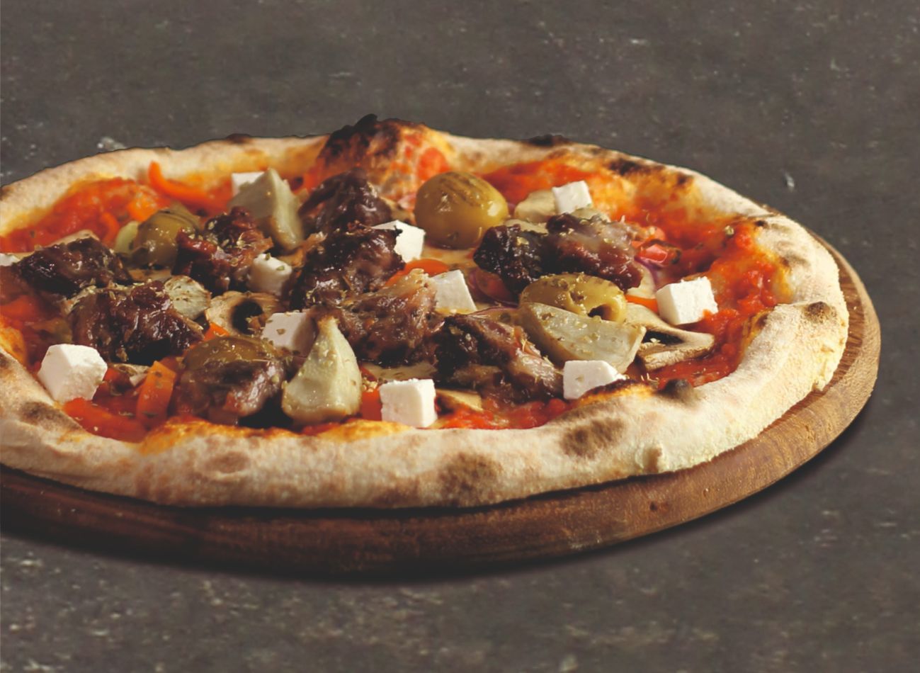 MEDITERRANEAN BRISKET & OREGANO - San Marzano pizza sos, mozarella, dana tandır, kırmızı ve yeşil biber, mantar, kırmızı soğan, enginar, köz biber, ızgara yeşil zeytin ve beyaz peynir. Üzerine kekik ve zeytinyağı.