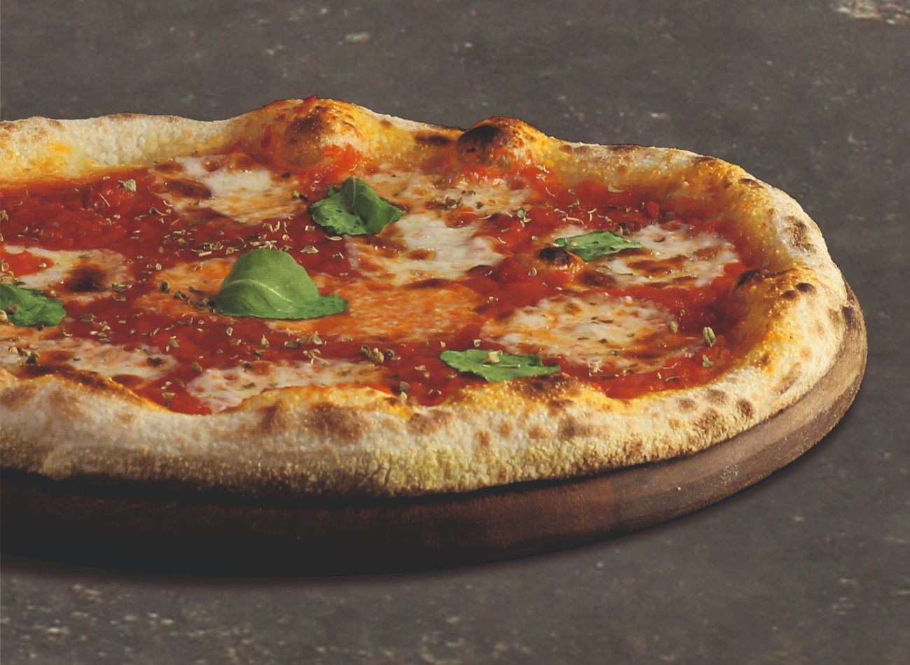 THE SICILIAN - San Marzano pizza sos, közlenmiş sarımsak kreması, dilim mozzarella ve kekik. Üzerine taze İtalyan fesleğeni ve rende Pecorino Romano peyniri.