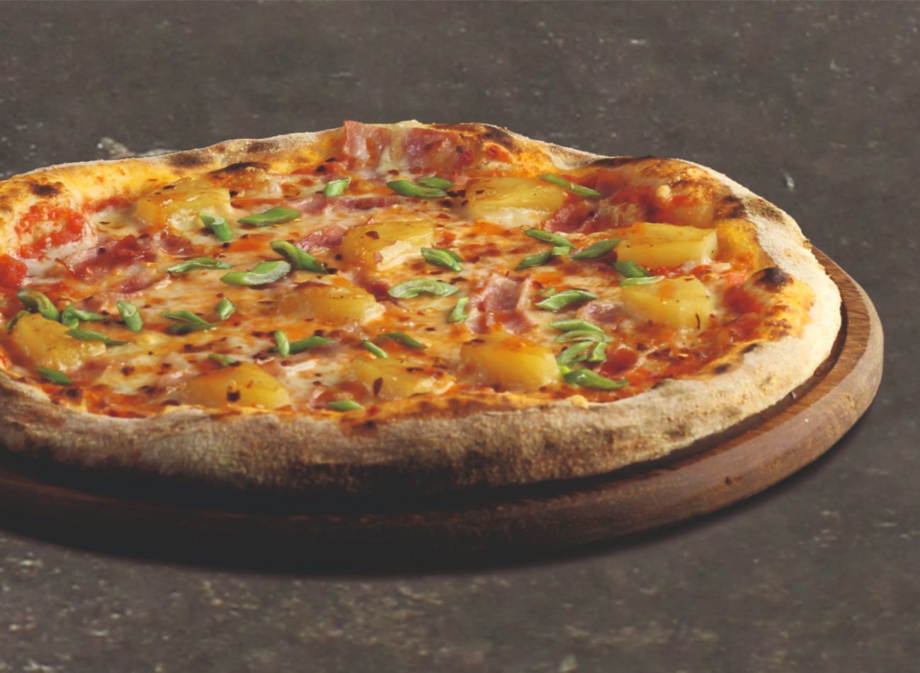 HAWAIIN - San Marzano pizza sos, mozarella, domuz HAWAIIN bacon ve ananas. Üzerine ballı acı sos, ufalanmış chili biberi ve taze soğan.