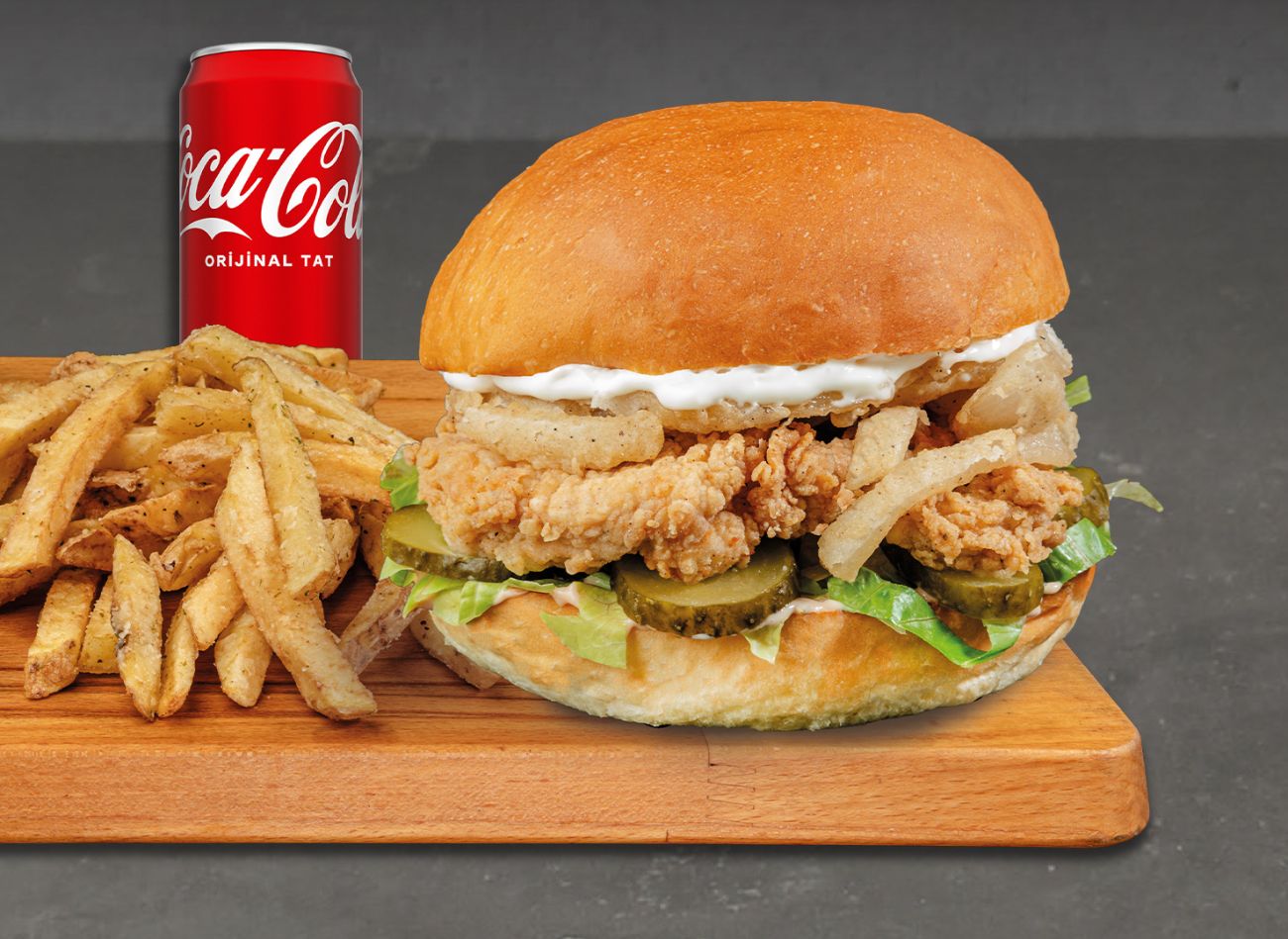 CRISPY BUTTERMILK CHICKEN BURGER - DN burger sos, marul ve turşu üzerine çıtır tavuk göğsü, çıtır soğan ipleri ve sarımsaklı mayonez. Patates kızartması ile servis edilir.