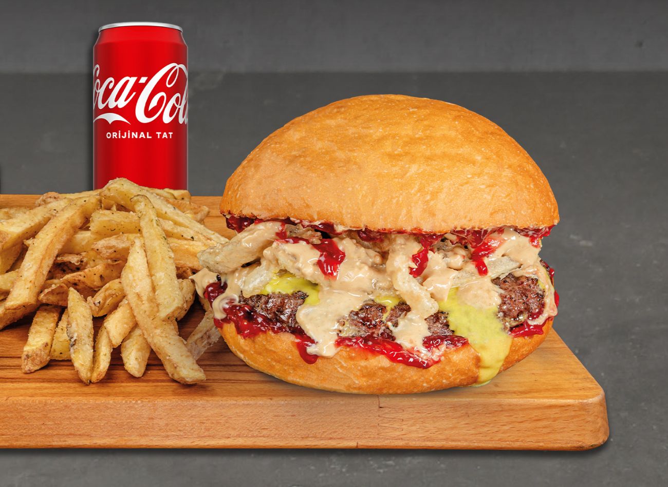 Peanut butter and Jelly Burger - Bize özel hamburger ekmeğimizin arasına; frambuaz marmelatı, kaburga burger köftemiz, eritilmiş cheddar peyniri, çıtır soğan ipleri, fıstık ezmesi. Patates kızartması ile servis edilir.