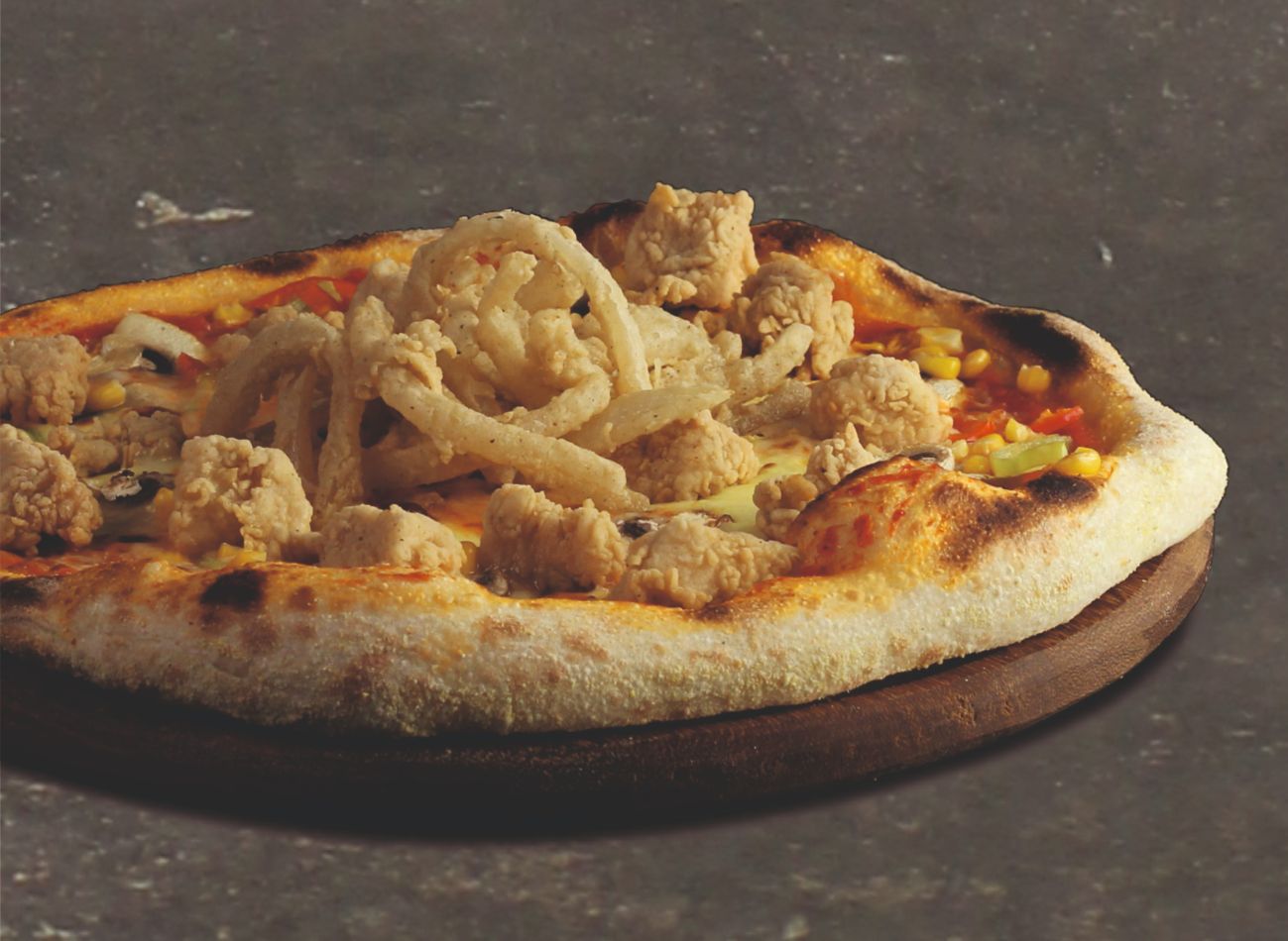 CAJUN CHICKEN - San Marzano pizza sos, mozarella, Cajun baharatlı çıtır tavuk parçaları, kırmızı ve yeşil biber, mantar, tane mısır ve çedar peynir sos. Üzerine çıtır soğan ipleri.
