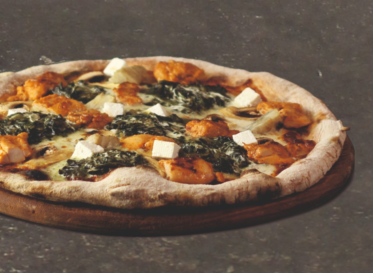 WHITE CHICKEN & SPINACH - Kremalı peynir sos, mozzarella, közlenmiş sarımsak kreması, marine tavuk, beyaz peynir, mantar, enginar ve kremalı ıspanak.