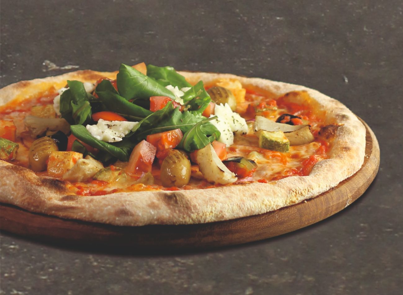 MORBIDO & RUSTIC VEGETABLES - San Marzano pizza sos, mozarella, közlenmiş sarımsak kreması, patlıcan, kabak, patates ve enginar karışımı ile kırmızı soğan, yeşil ve kırmızı biber. Üzerine bize özgü morbido peynirimizle harmanlanmış taze roka, doğranmış domates, zeytinyağlı salata.
