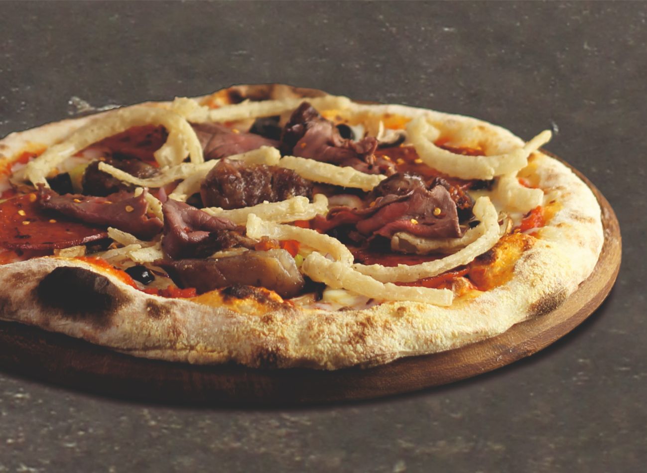 THE MEAT EATER - an Marzano pizza sos, mozarella, jumbo pepperoni, rozbif, dana tandır, kırmızı ve yeşil biber, mantar, kırmızı soğan ve siyah zeytin. Üzerine ufalanmış chili biberi ve çıtır soğan ipleri.