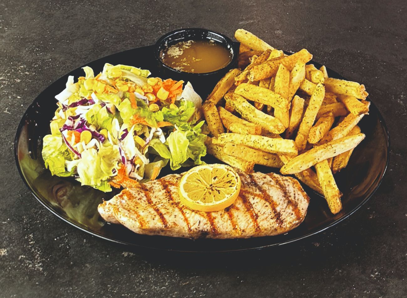 GARLIC LEMON CHICKEN - Izgaralanıp, sarımsak ve limonlu tereyağ sosla kaplanmış tavuk göğsü. Patates kızartması ve şef salatası ile servis edilir.