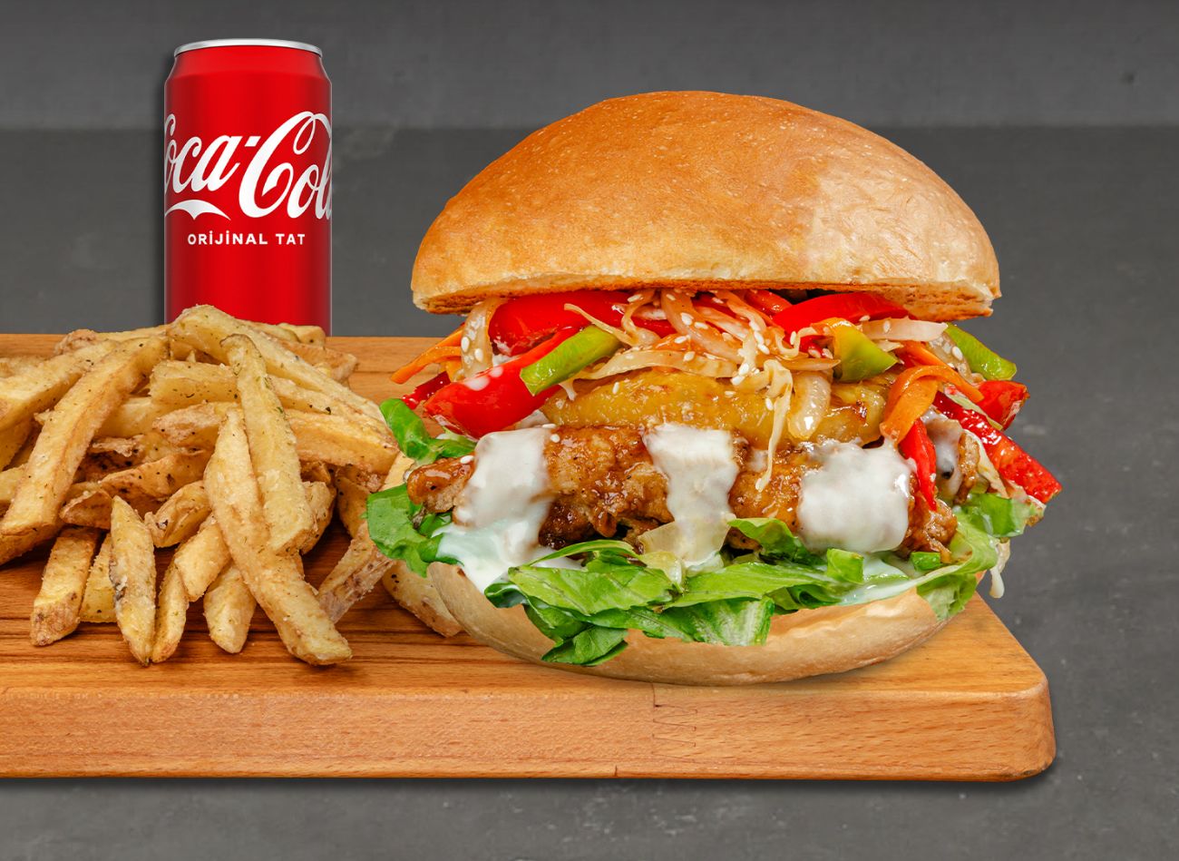 New T.T. Tokyo Teriyaki Burger - Mayonez, marul ve teriyaki sosla harmanlanan içi yumuşacık dışı çıtır kaplamalı tavuk şeritleri üzerine eritilmiş Swiss peyniri, ızgara ananas, teriyaki sosla sotelenmiş havuç, lahana, kırmızı ve yeşil biber.