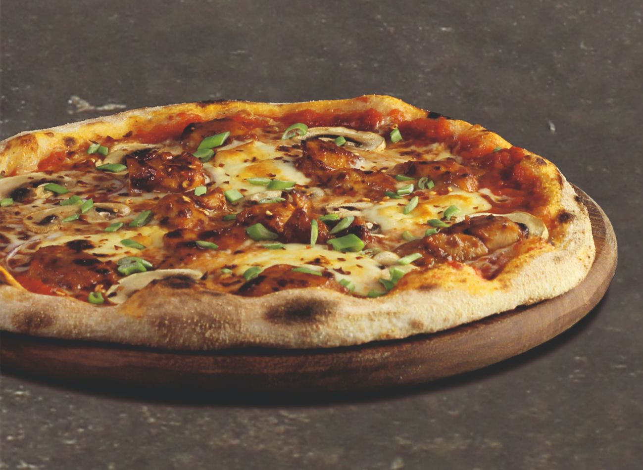 BBQ CHICKEN - San Marzano pizza sos, BBQ sos, mozarella, marine tavuk, tütsülenmiş gouda peynir, kırmızı soğan ve mantar. Üzerine taze soğan ve ufalanmış chili biberi.