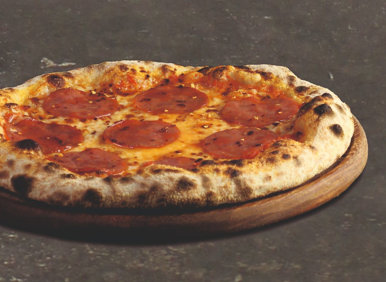 CLASSIC PEPPERONI - San Marzano pizza sos, mozarella ve jumbo pepperoni. Üzerine ballı acı sos ve ufalanmış chili biberi.