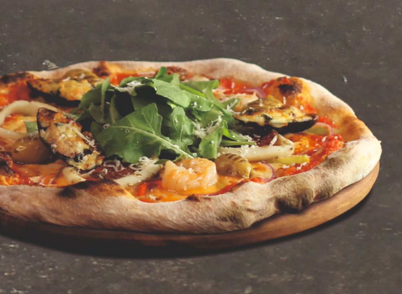 ROASTED GARLIC & SEAFOOD - San Marzano pizza sos, mozarella, közlenmiş sarımsak kreması, kırmızı ve yeşil biber, kırmızı soğan, kuru domates, ızgara kalamar, jumbo karides ve dolgulu kabuklu midye. Üzerine taze roka, sarımsak sos ve rendelenmiş Pecorino Romano peyniri.