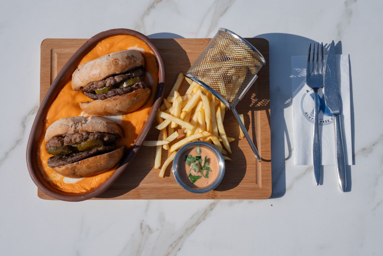Chef Burger - Tereyağında kızartılmış burger ekmeği, 150 gr ev yapımı köfte, 100 gr bonfile, mozzarellalı cheddar sos yatağında, patates cips ve burger dip sos ile servis edilir.