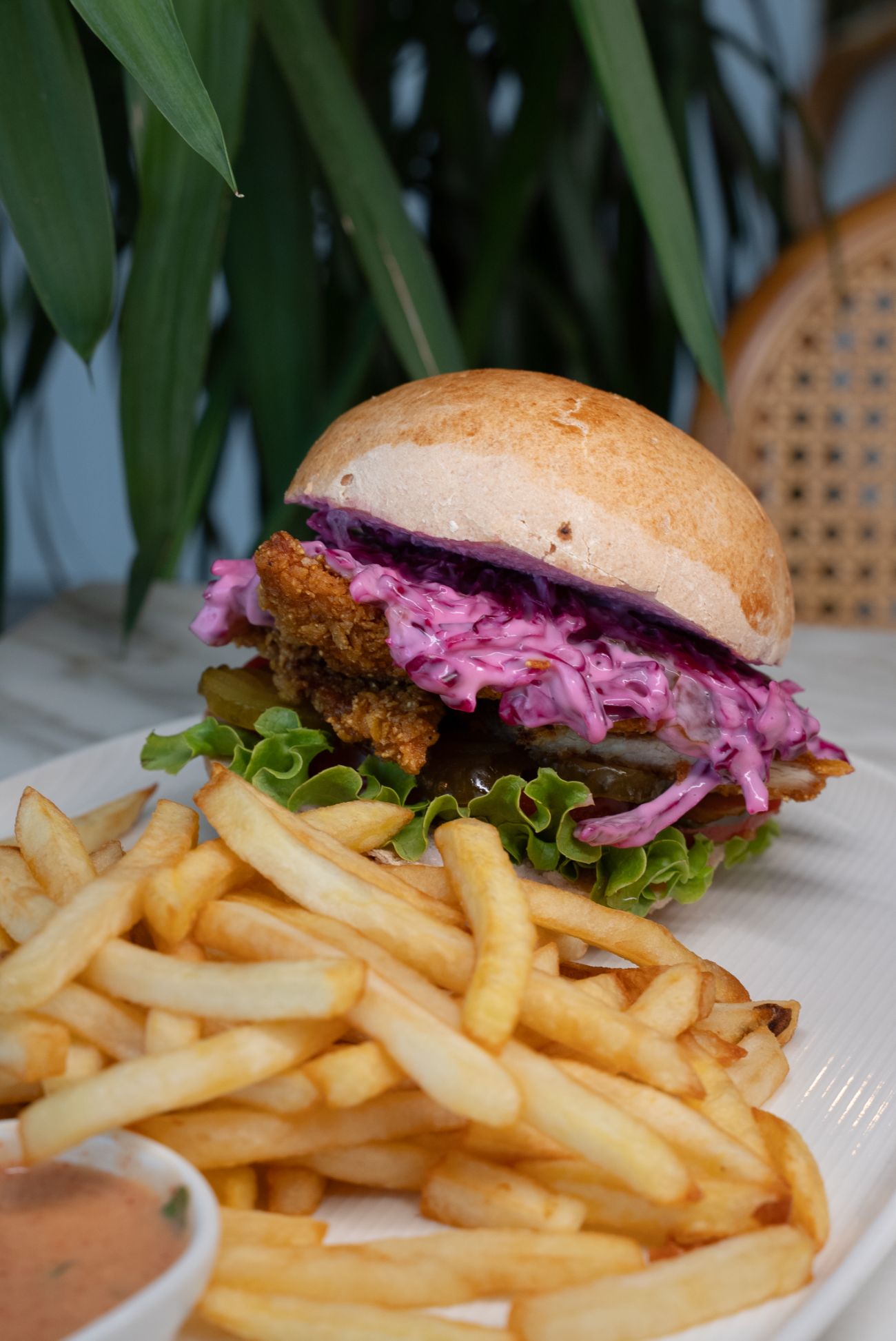 Chicken Burger - Tereyağında kızartılmış burger ekmeği, ev yapımı schnitzel, turşu, burger sos, marul, kaşar peyniri, patates cips ve burger dip sos ile servis edilir.