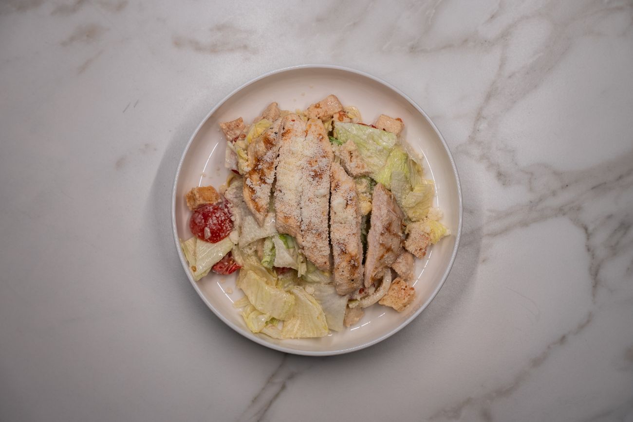 Sezar Salata - Sezar sos, ızgara tavuk, parmesan peyniri ile servis edilir.