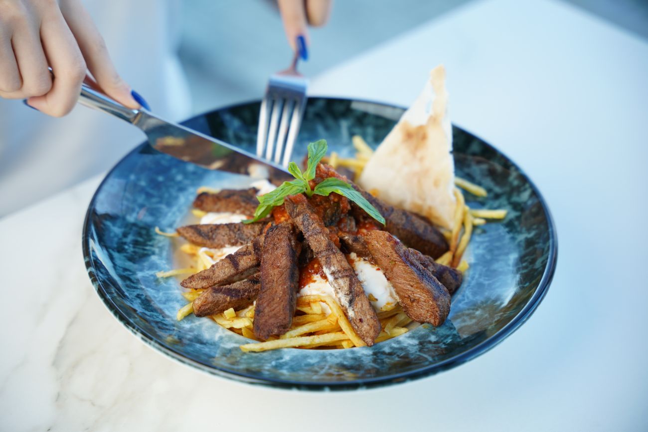 Beef Çökertme - 170 gr julyen bonfile et, süzme yoğurt, kibrit patates, tereyağ sos, domates sos ile servis edilir.