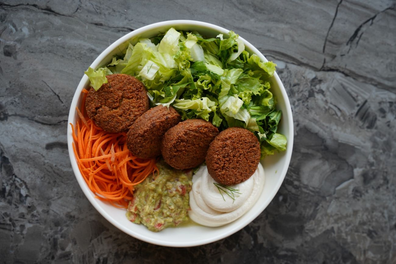 Falafel Bowl - Dışı çıtır, içi yumuşacık el yapımı 4 adet falafel köfteleri; taze havuç, guacamole, süzme yoğurt ve mevsim yeşillikleriyle bir araya gelir. Hafif, besleyici ve lezzet dolu bir tabak olarak sunulur.