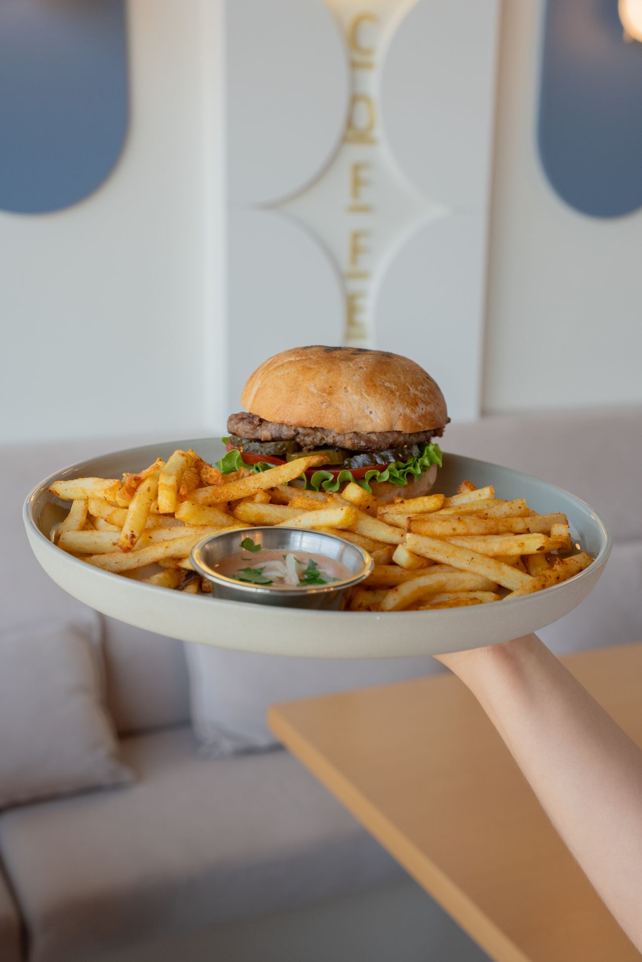 Hamburger - Tereyağında kızartılmış burger ekmeği, 150 gr ev yapımı köfte, marul, turşu, domates, burger sos, patates cips ve burger dip sos ile servis edilir.