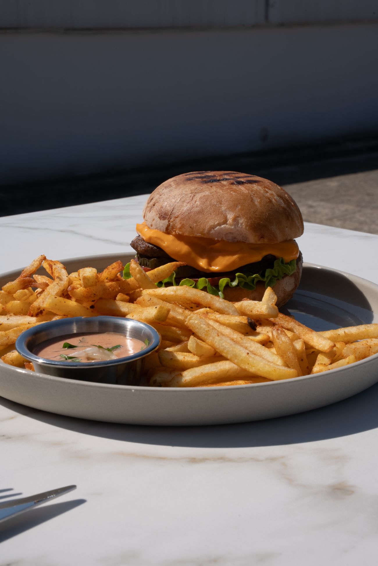 Cheese Burger - Tereyağında kızartılmış burger ekmeği, 150 gr ev yapımı köfte, chedar sos, marul, turşu, domates, burger sos, patates cips ve burger dip sos ile servis edilir.