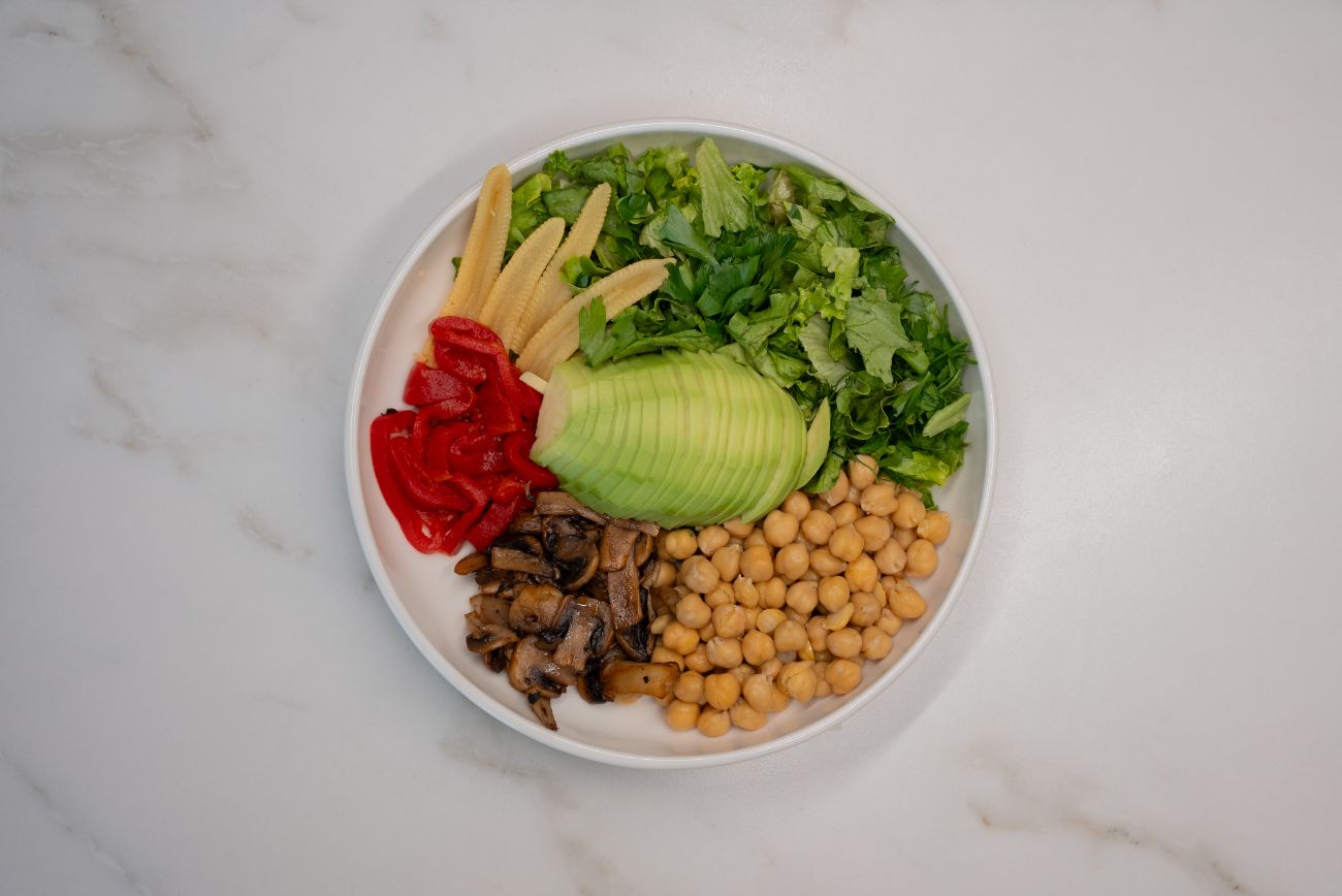 Nohutlu Vegan Bowl - Avokado, haşlanmış nohut, sotelenmiş mantar, közlenmiş kırmızı biber, baby mısır ve taptaze yeşilliklerle hazırlanan tamamen bitkisel, sağlıklı ve doyurucu bir bowl. Protein ve lif açısından zengin bu lezzet, hafif ama besleyici bir seçenek arayanlar için ideal!