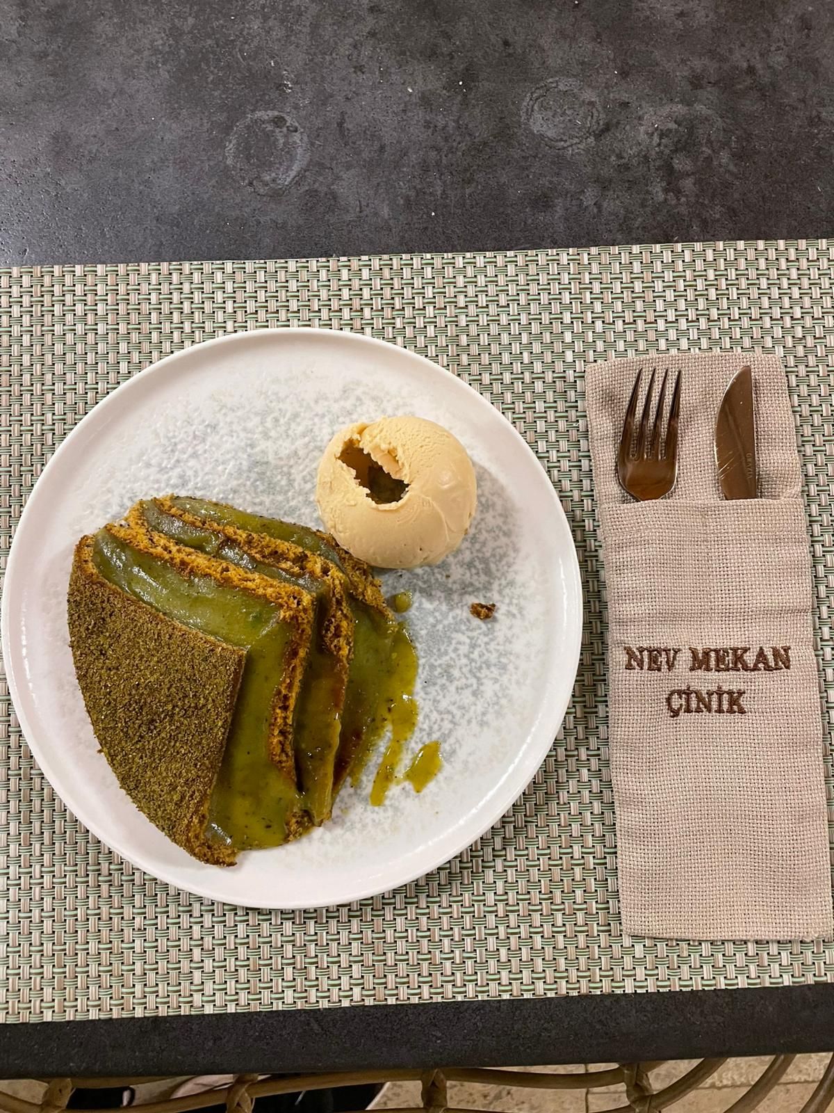 FISTIKLI MARLENKA - DONDURMA İLE SERVİS EDİLİR.