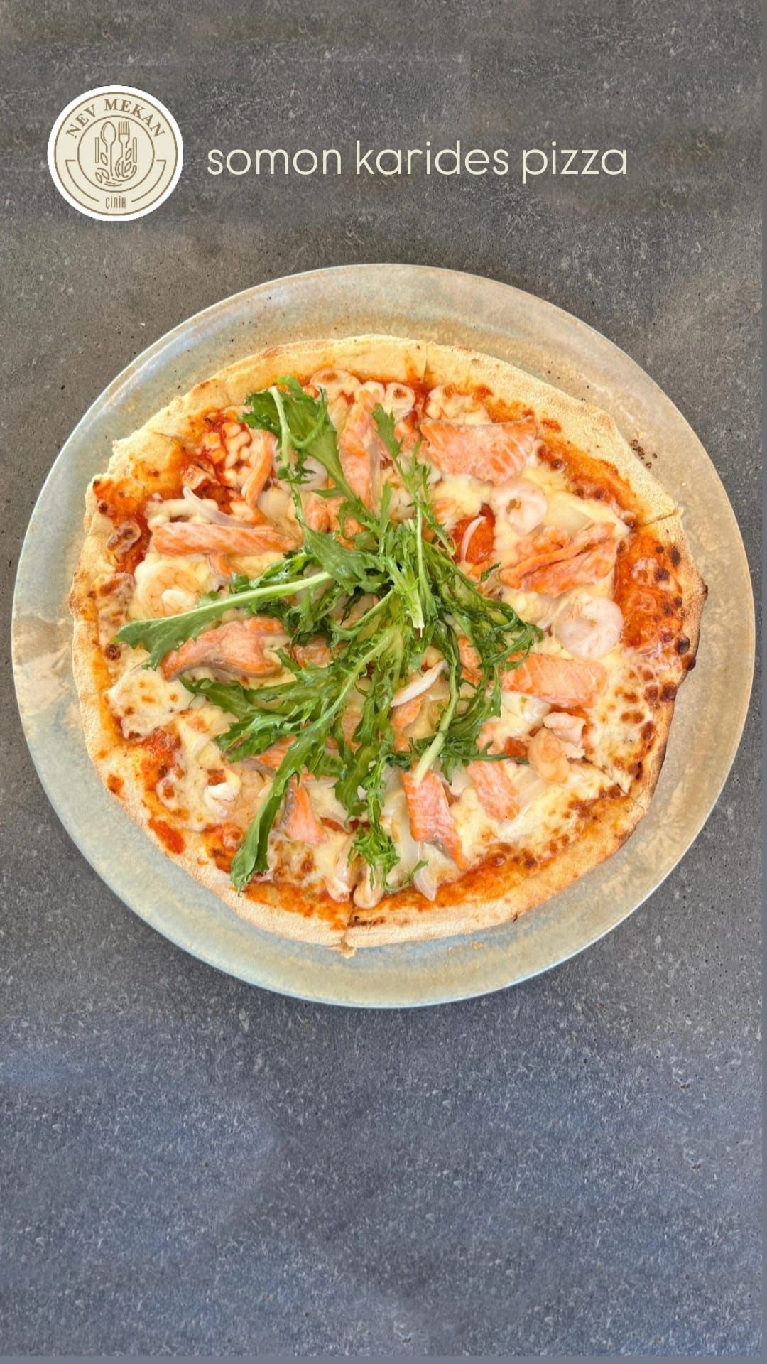 SOMON KARİDES PİZZA - Jumbo karides, fileto somon, soğan ve pesto sos ile servis edilir