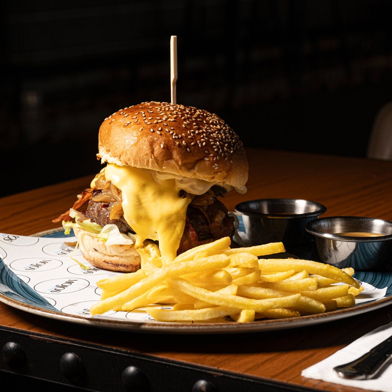 KİNG BURGER - Cheddar , Turşu , Domates , Marul , French fries , Bacon , Karamelize Soğan , Truffle Sos