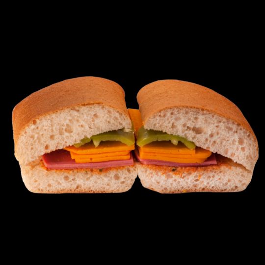 Cheddar Peynirli Dana Jambonlu Panini - Çıtır panini ekmeğinde dana jambon ve erimiş cheddar peyniri; közlenmiş kırmızı biber ve özel domates sosu ile.Yanında ise çeri domates, çengelköy salatalık ve yeşil zeytin ikramı ile.