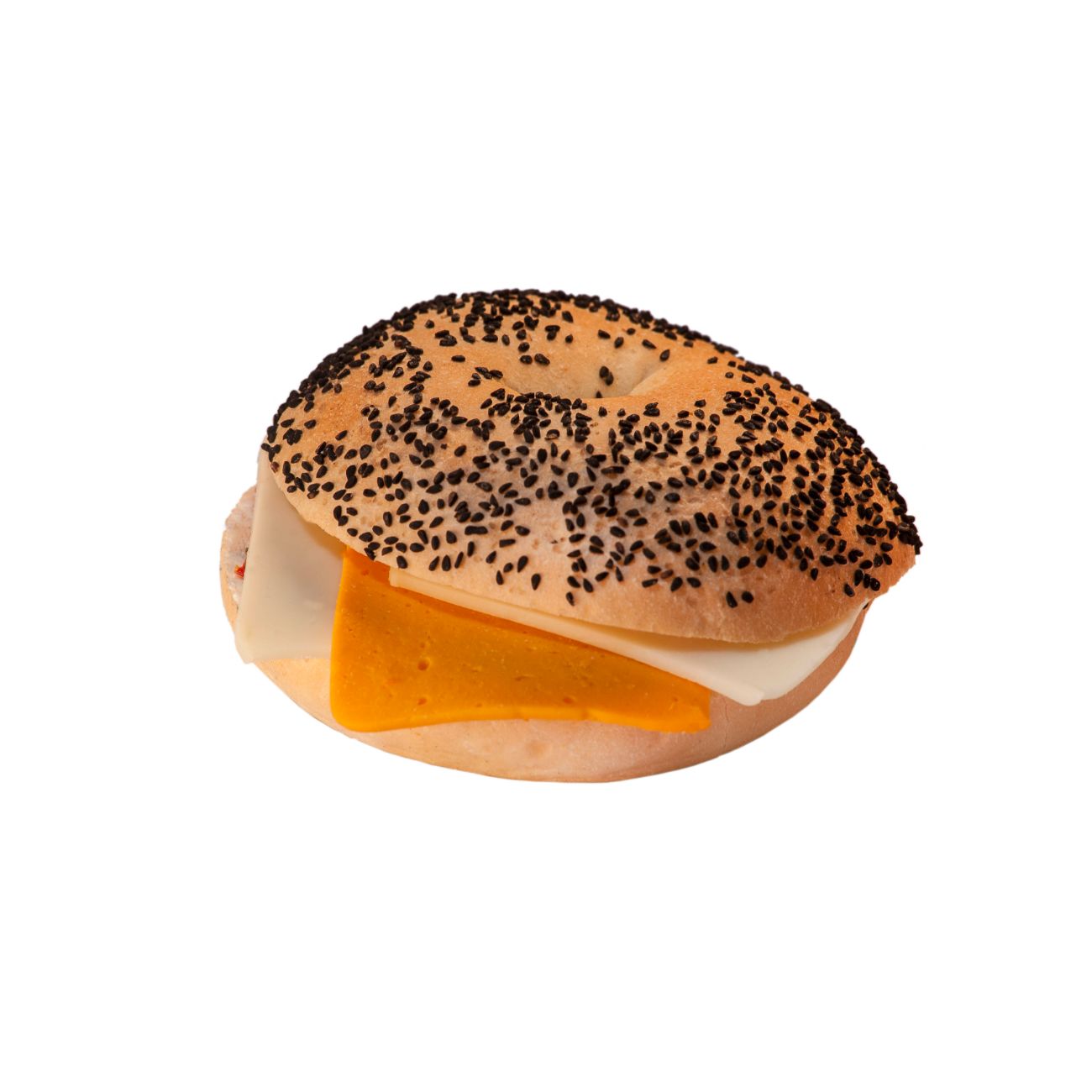 Dört Peynirli Bagel Sandviç - Bagel ekmeği arasında krem peynir, cheddar, kaşar ve çeçil peynirinin eriyen dokusu; peynir severler için tam bir lezzet şöleni.Yanında ise çeri domates, çengelköy salatalık ve yeşil zeytin ikramı ile.