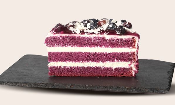 Taptaze yaban mersiniyle hazırlanan özel pastamız ve mis gibi demlenmiş filtre kahvemiz bu ay aynı masada buluşuyor. - Filtre kahve ikram, çünkü Yaban Mersinli Pasta bunu hak ediyor.