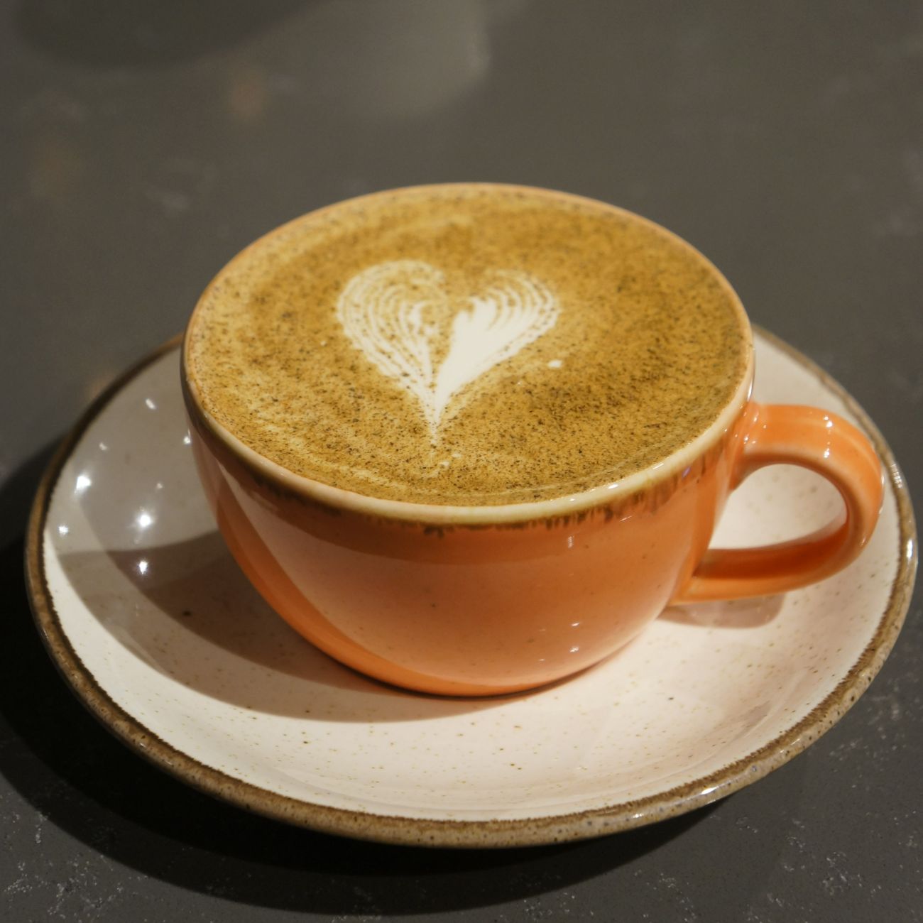 Chai Tea Latte - Masala chai ve siyah çayın tarçınla seremonisi.