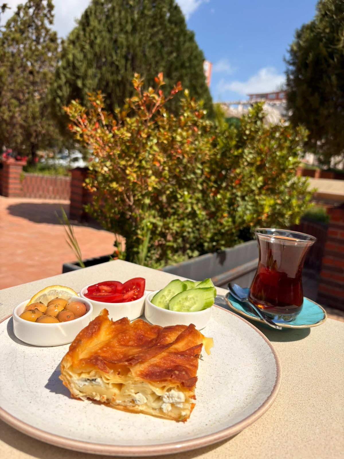 Su Böreği - Ev yapımı, günlük, taze ve çıtır çıtır! İçerisini ise boool peynirle ve maydanozla doldurduk. Yanında ise çeri domates, çengelköy salatalık ve yeşil zeytin ikramı ile.