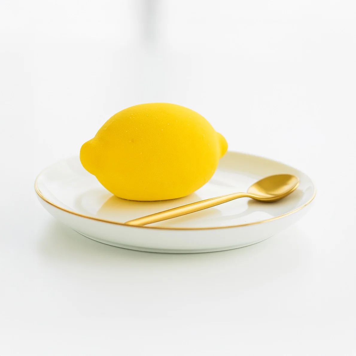 Limon Mono Pasta - Cédric Grolet imzalı Limon Mono; yoğun limon kreması, ferah limon jeli ve ince bademli tabanı ile dengeli tatlı-ekşi lezzet sunan, parlak glazür kaplı zarif bir mono pastadır.