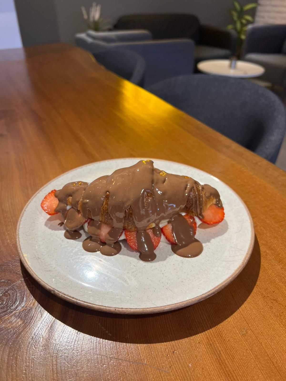 Orange Waffle - Hafif ve ipeksi pastacı kreması ile doldurulmuş Orange Waffle; mevsim çilekleri ve akışkan Belçika çikolatasının eşsiz uyumuyla.