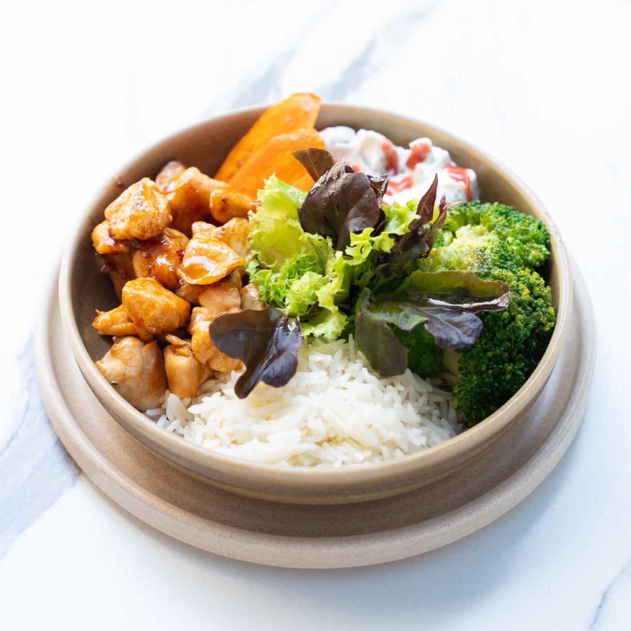 Brokoli Tavuk Bowl - Tavuk Bonfile, Basmati Pilavı, Tarhunlu Raita, Izgara Havuç, Akdeniz Yeşilliği.