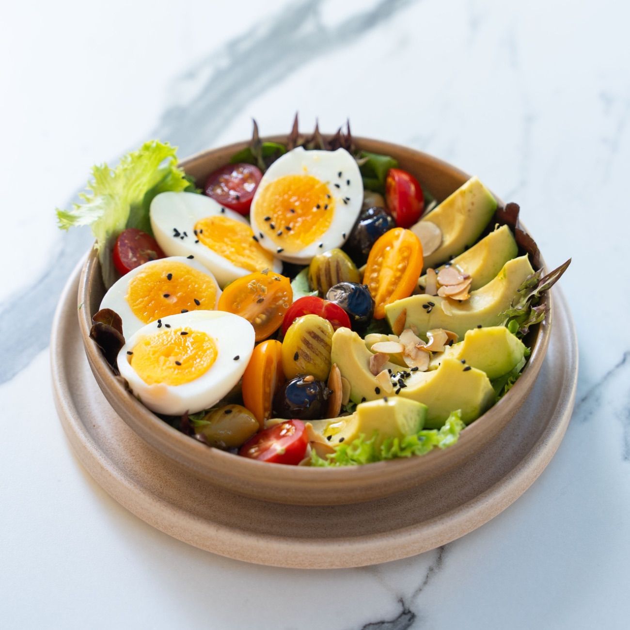 Fit Kahvaltı Salatası - Haşlanmış Yumurta, Çeri Domates, 3 Çeşit Zeytin, Avokado, Akdeniz Yeşilliği, Çörek Otu, File Badem.