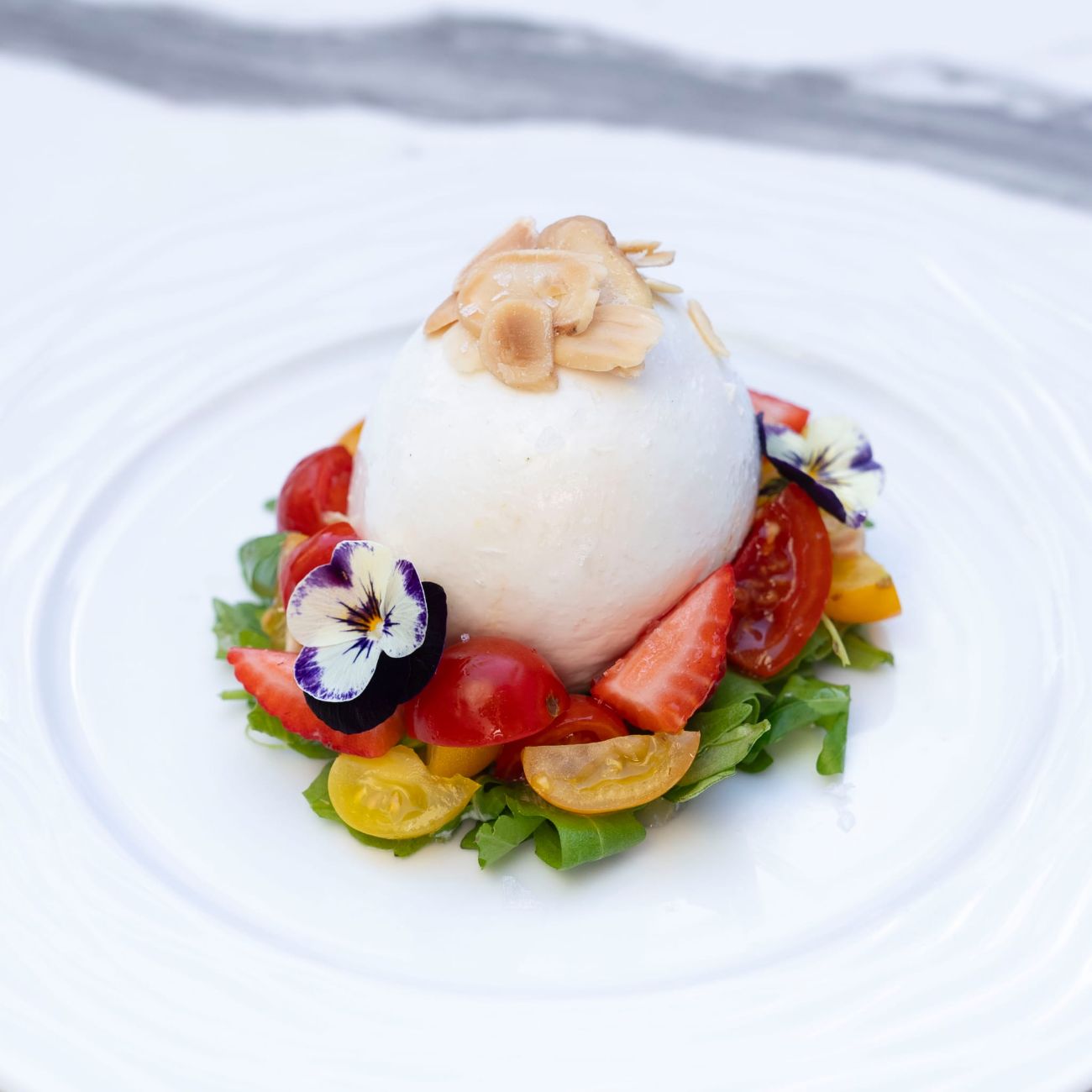 Buratta - Burrata Peyniri, aragula, cherry domates, pesto sos, file badem