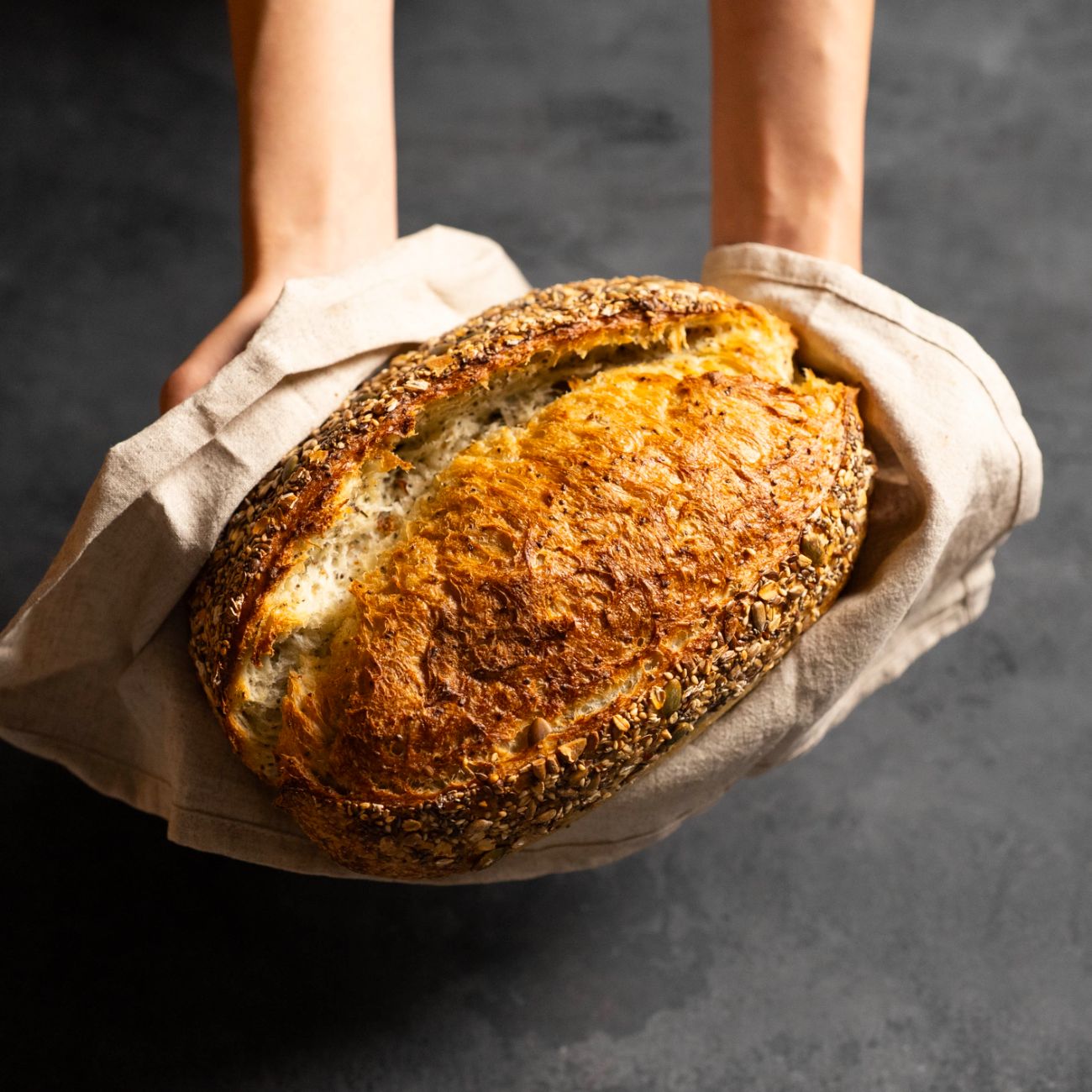 Chia Tohumlu Ekşi Maya Ekmek - Chia Tohumu, Beyaz Un, Sarı Un, Kabak Çekirdeği, Ay Çekirdeği. 
600gr.