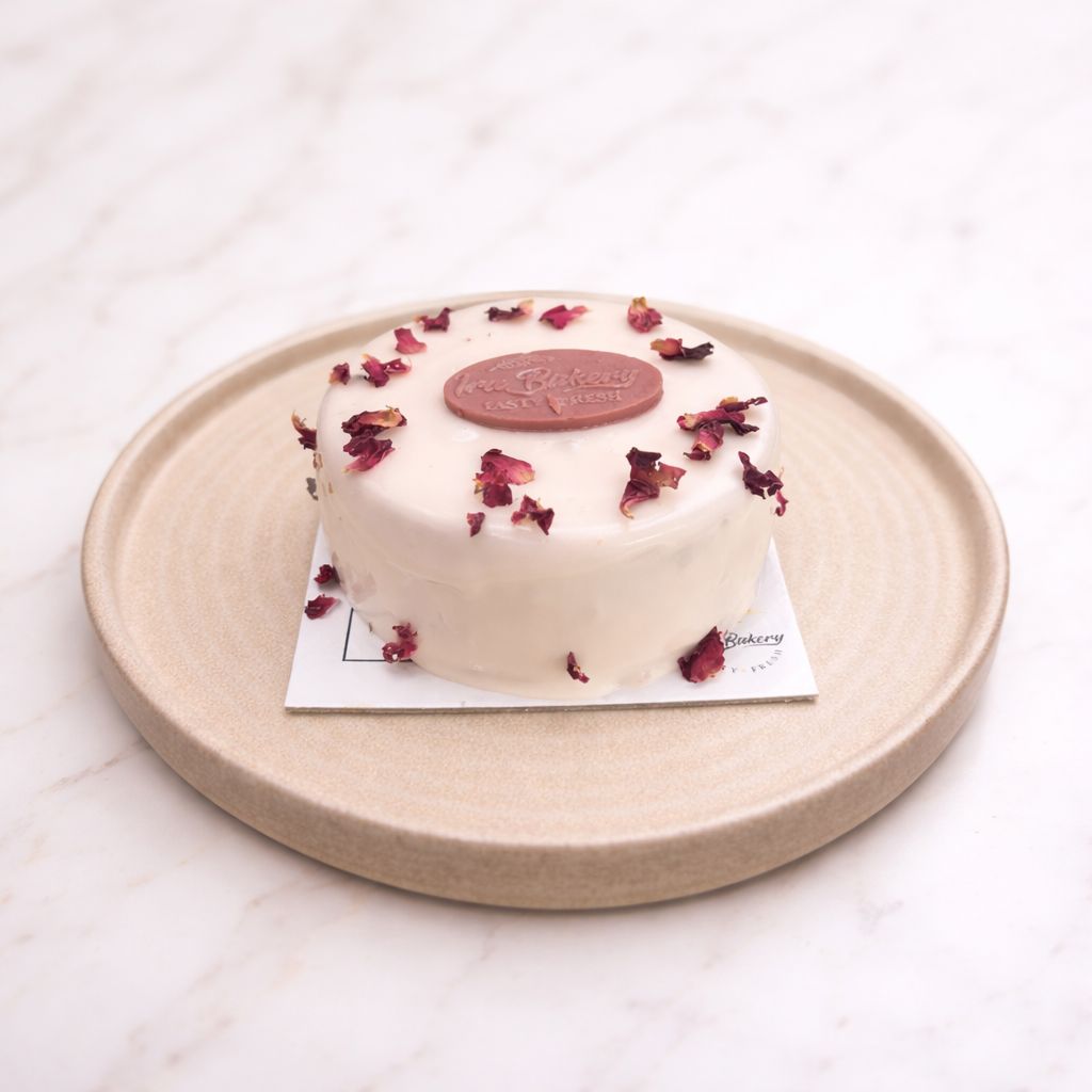 Mona Rosa - Böğürtlen, Frambuaz, Sponge Kek, Çikolata Ganaj, Frambuazlı Beyaz Çikolata Sos, Gül Kurusu.